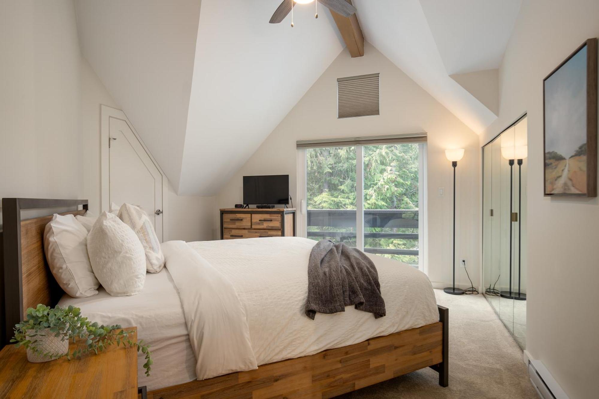 Spacious And Modern Vacation In And Shuttle Out By Harmony Holiday home