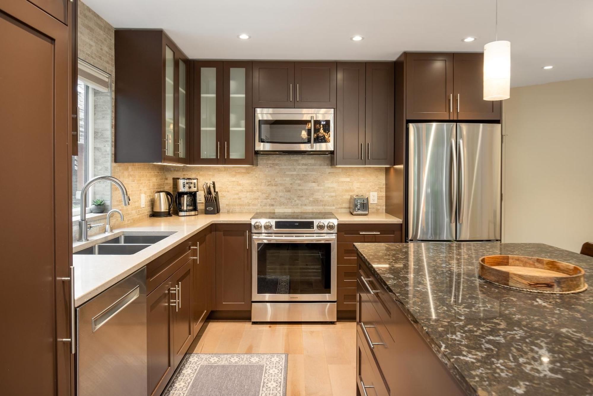 Spacious And Modern Vacation In And Shuttle Out By Harmony