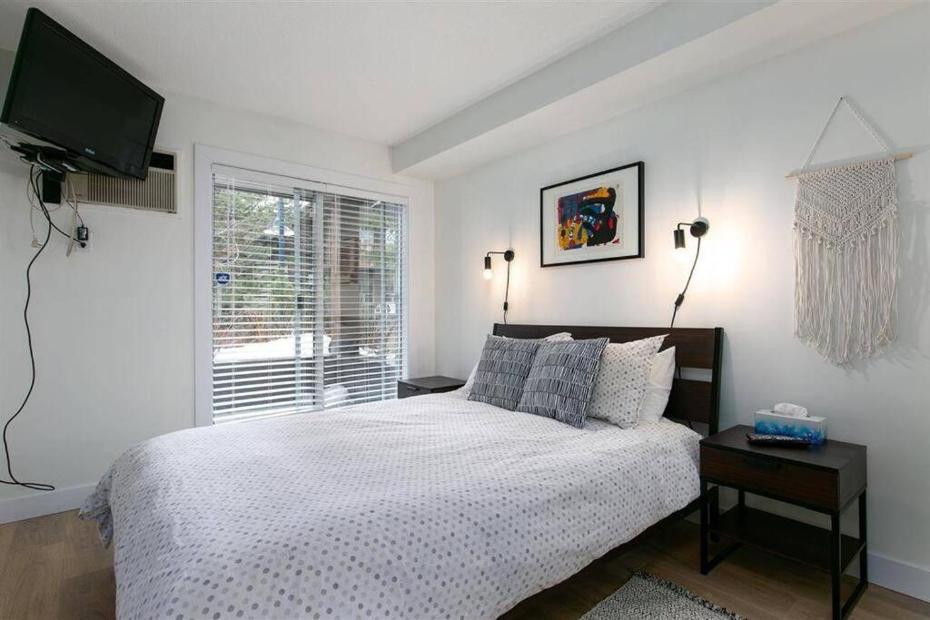 Cozy Townhouse In Village North