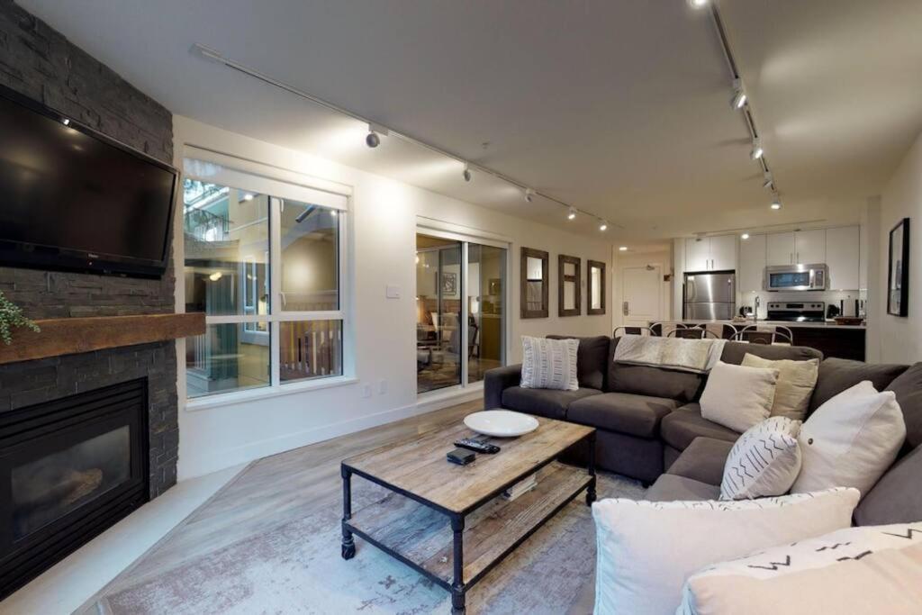 Apartment Bear Lodge, Village - Spectacular Location On Village Stroll, Designer Remodel Whistler