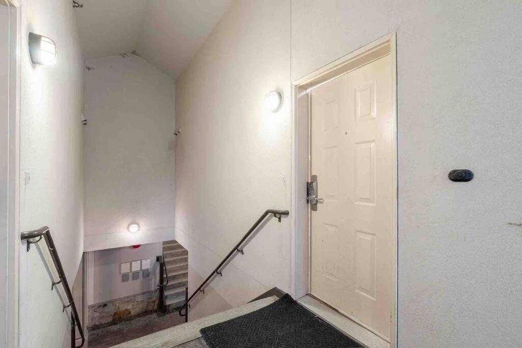 Updated Townhouse In Village. Pool/hot Tub/parking * Whistler