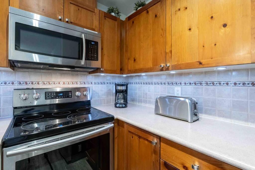 Apartment Updated Townhouse In Village. Pool/hot Tub/parking *