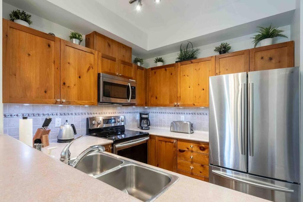 Apartment Updated Townhouse In Village. Pool/hot Tub/parking Whistler