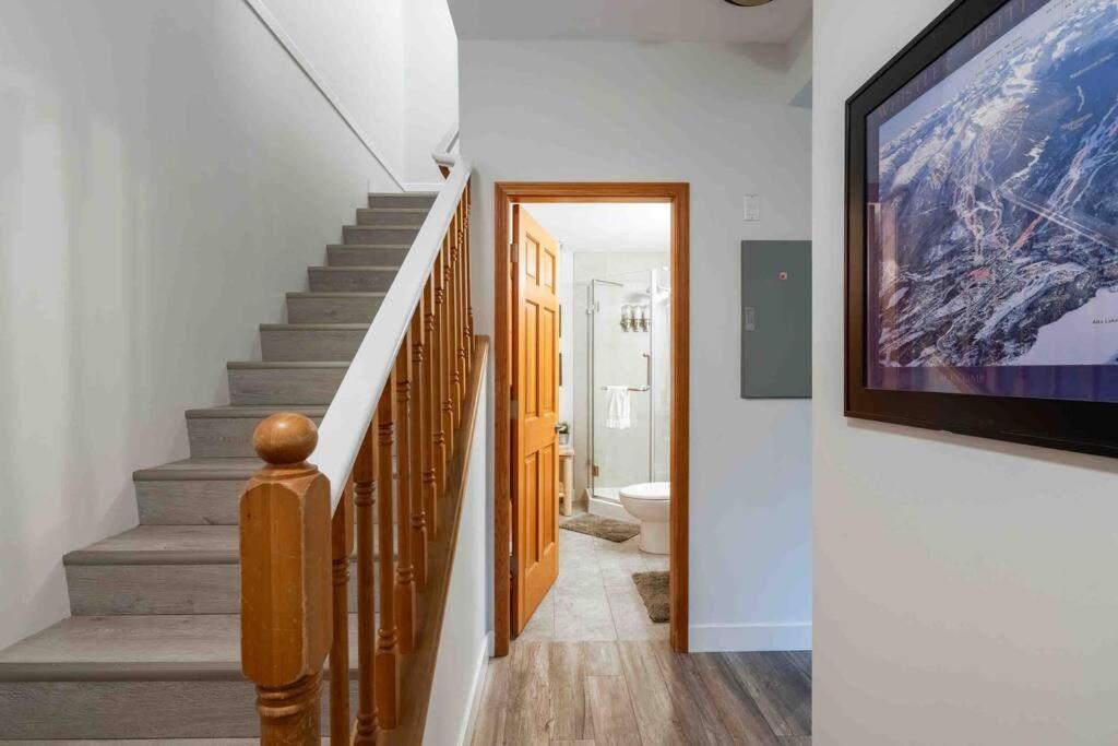 Updated Townhouse In Village. Pool/hot Tub/parking *