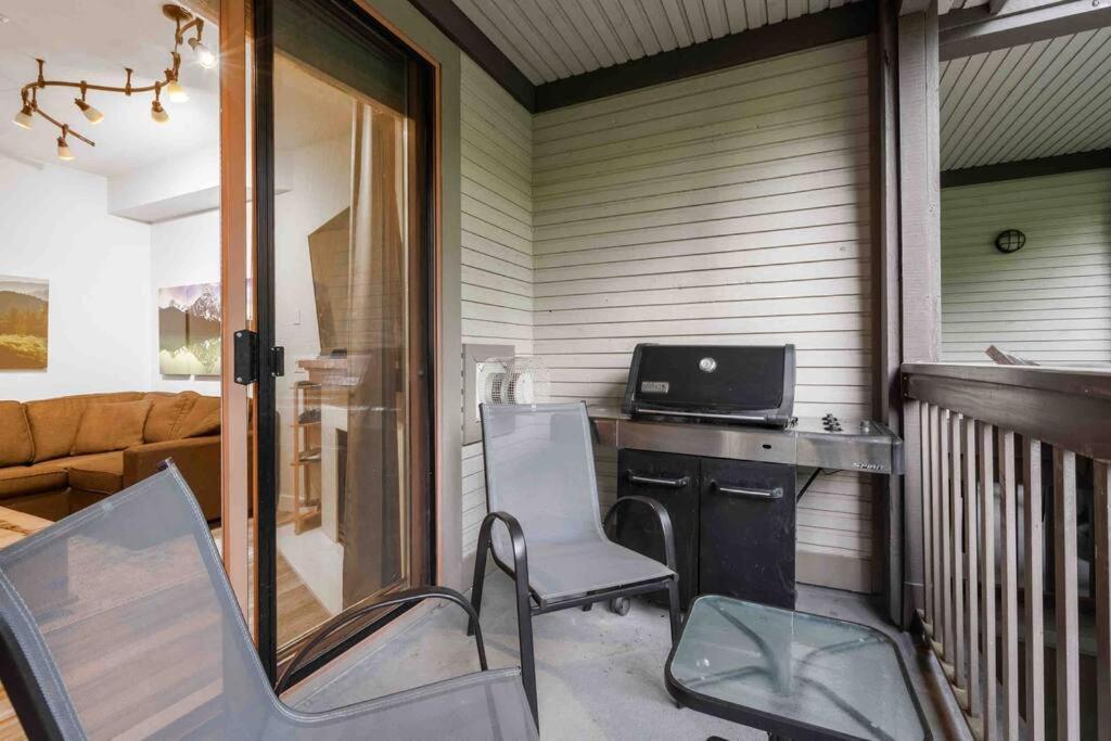 Updated Townhouse In Village. Pool/hot Tub/parking * Whistler