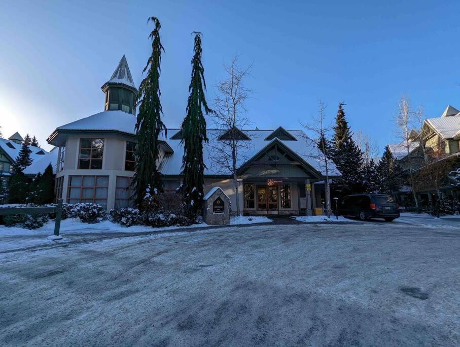 Updated Townhouse In Village. Pool/hot Tub/parking