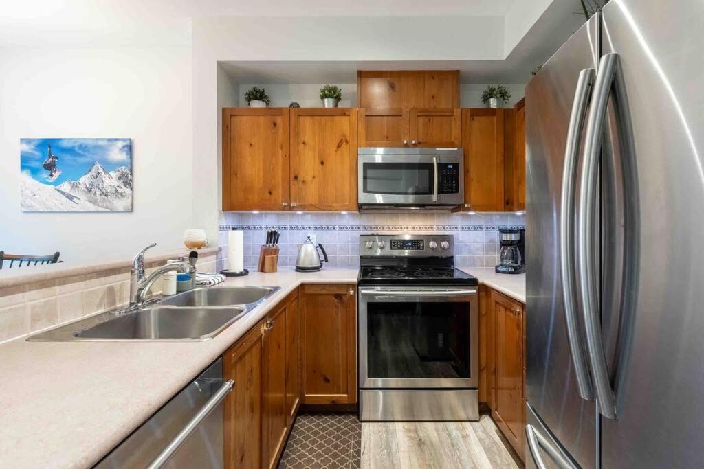 Updated Townhouse In Village. Pool/hot Tub/parking Apartment Whistler