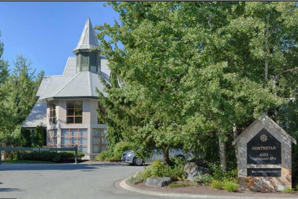 Apartment Updated Townhouse In Village. Pool/hot Tub/parking *