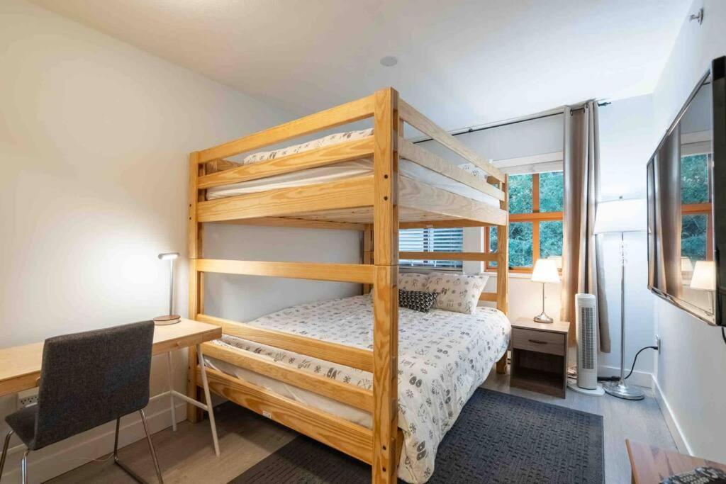Updated Townhouse In Village. Pool/hot Tub/parking Apartment
