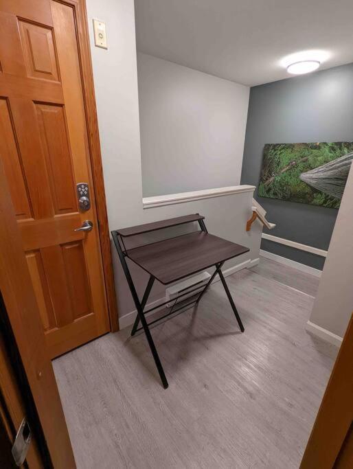 Updated Townhouse In Village. Pool/hot Tub/parking Apartment *