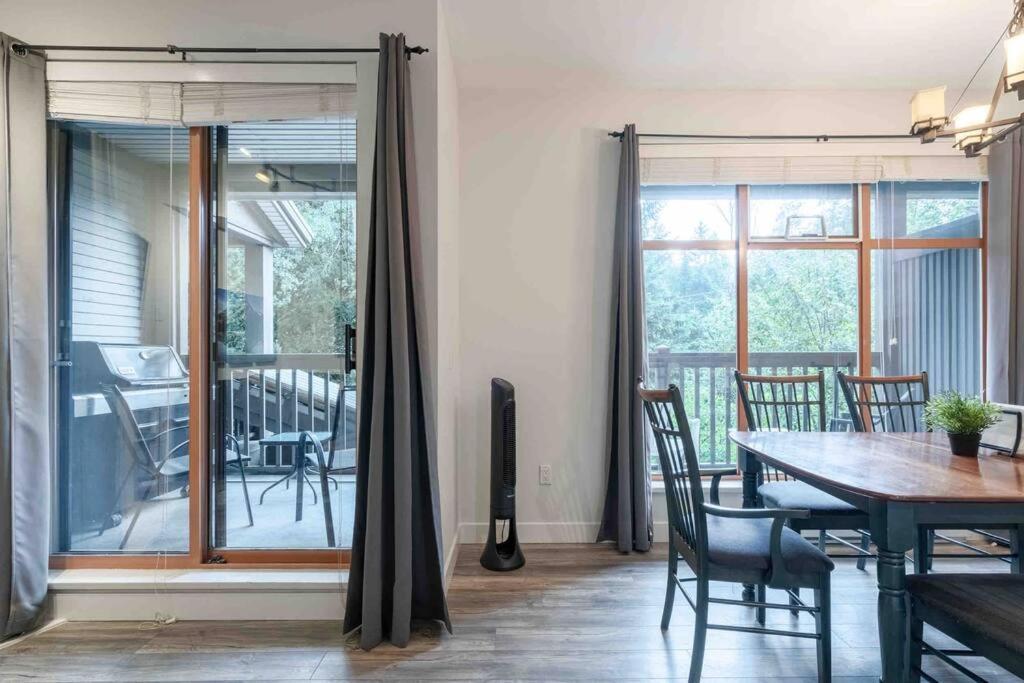 Updated Townhouse In Village. Pool/hot Tub/parking * Whistler