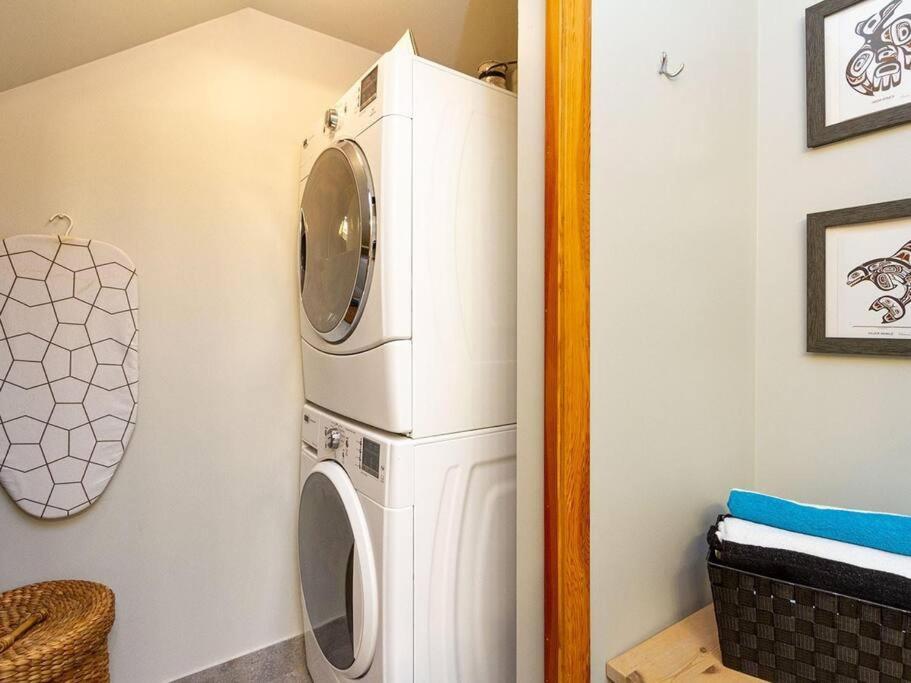 Updated Townhouse In Village. Pool/hot Tub/parking Apartment Whistler