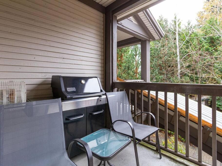 Updated Townhouse In Village. Pool/hot Tub/parking * Whistler