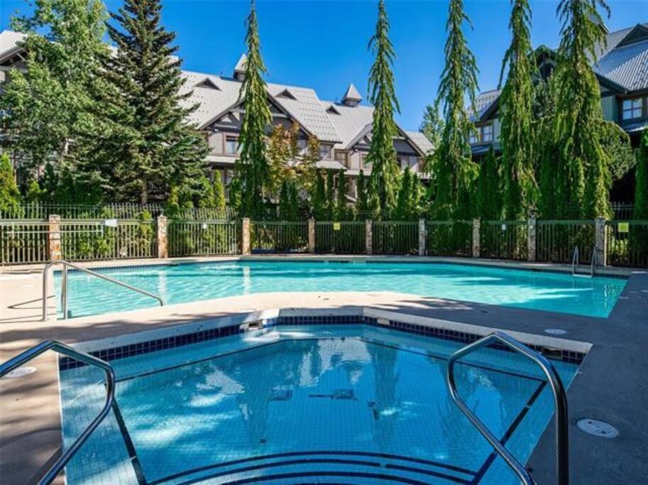 Updated Townhouse In Village. Pool/hot Tub/parking Apartment Whistler