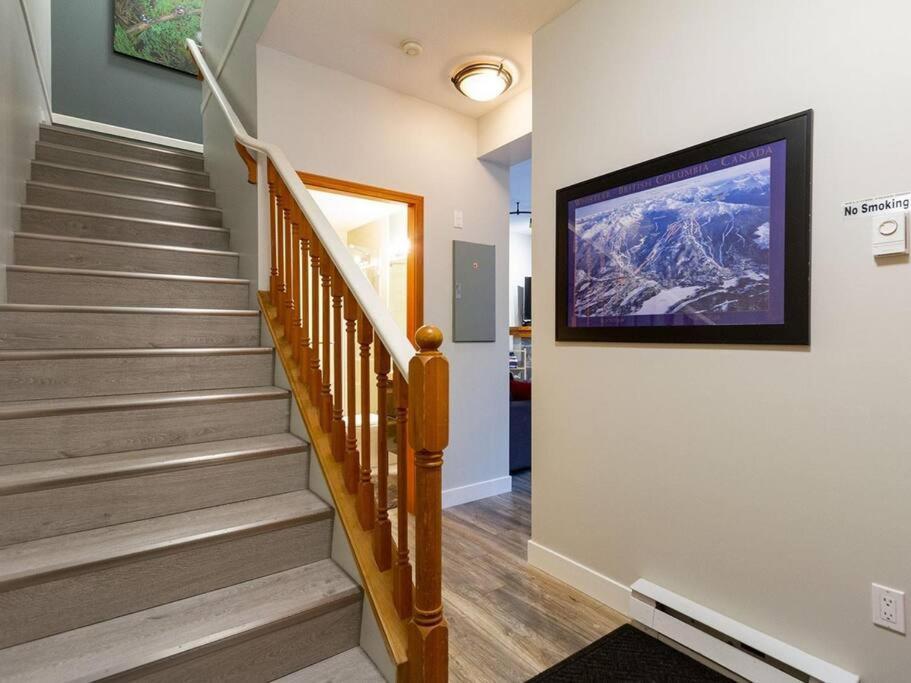 Updated Townhouse In Village. Pool/hot Tub/parking * Whistler