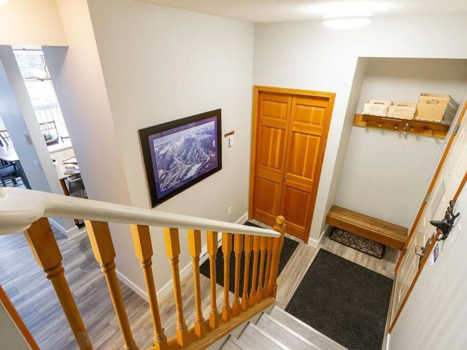 Apartment Updated Townhouse In Village. Pool/hot Tub/parking