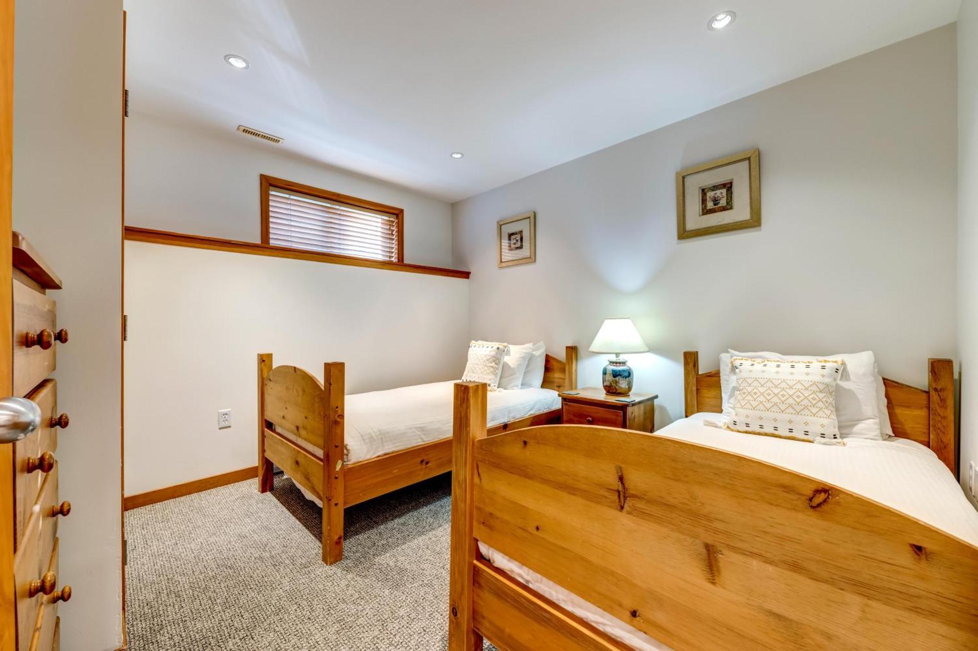 Snowy Creek 30 - In Out, Private Hot Tub, Short Walk To Village * Whistler