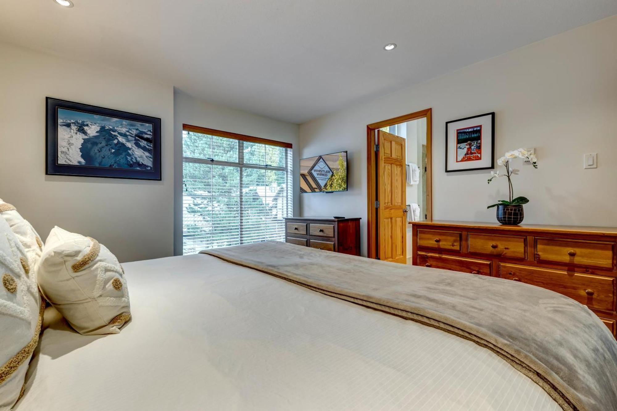 Snowy Creek 30 - In Out, Private Hot Tub, Short Walk To Village Whistler