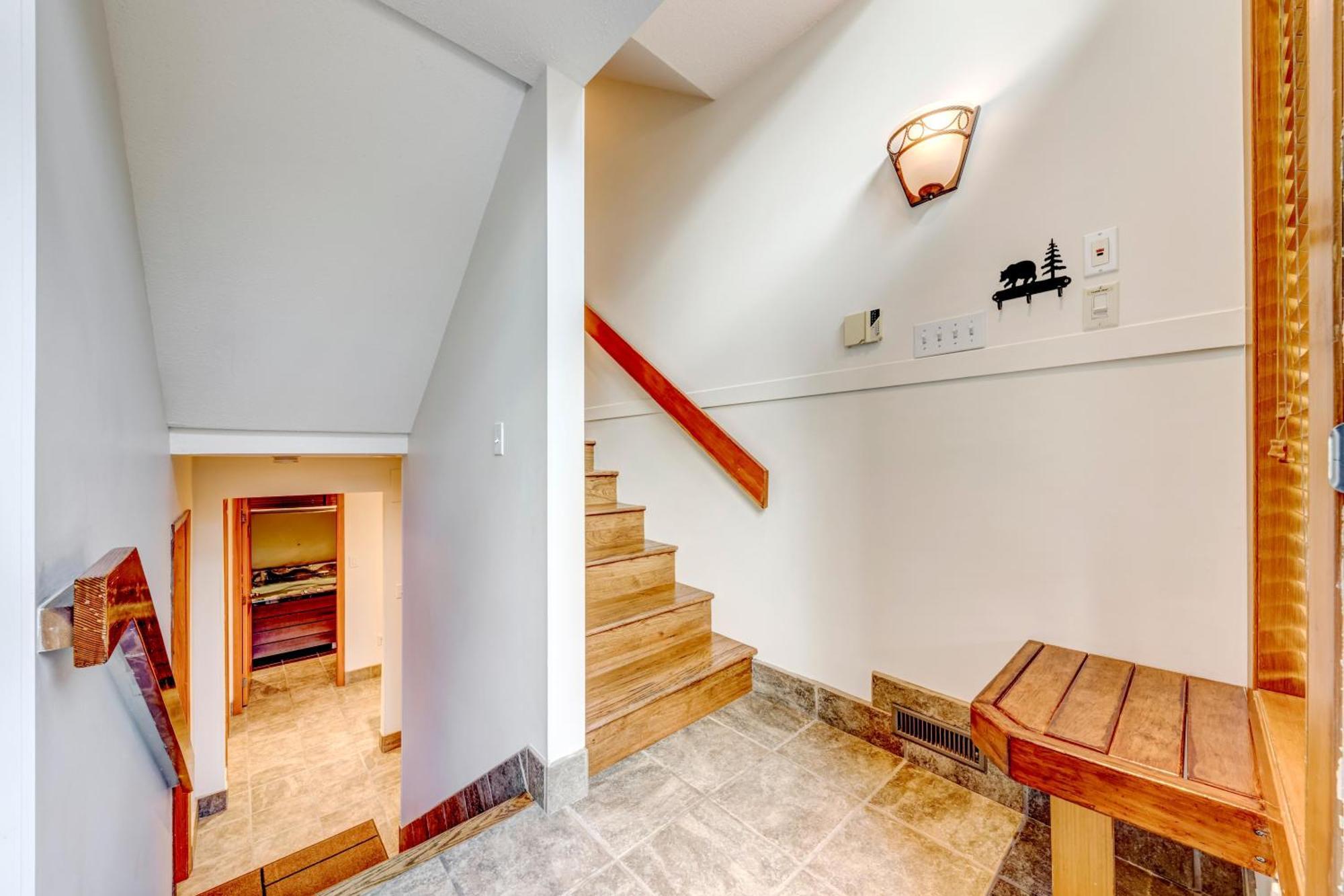 Snowy Creek 30 - In Out, Private Hot Tub, Short Walk To Village * Whistler