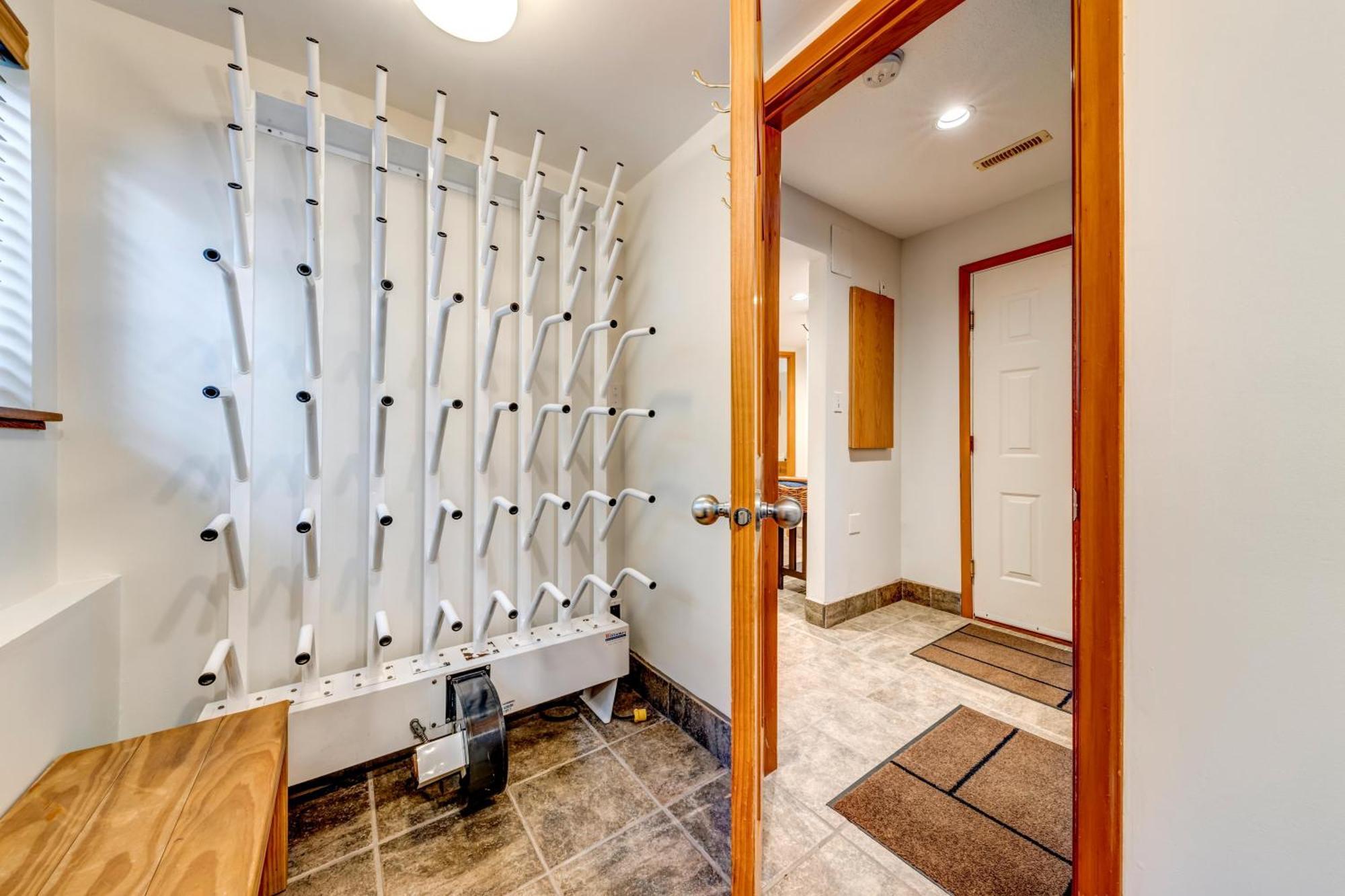 Snowy Creek 30 - In Out, Private Hot Tub, Short Walk To Village * Whistler