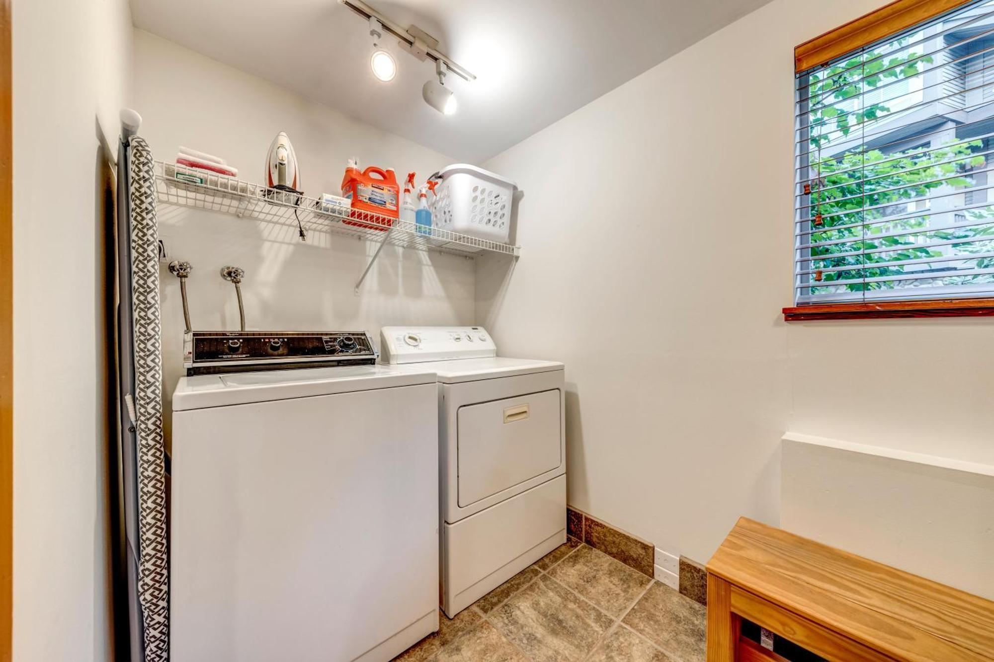 Snowy Creek 30 - In Out, Private Hot Tub, Short Walk To Village Whistler