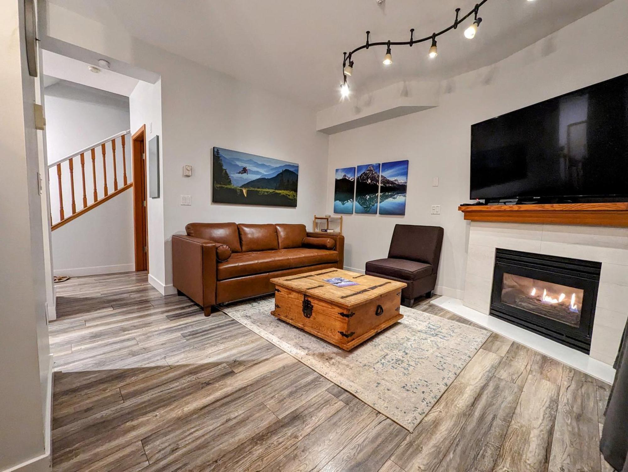 Apartment Updated Townhouse In Village. Pool/hot Tub/parking Whistler