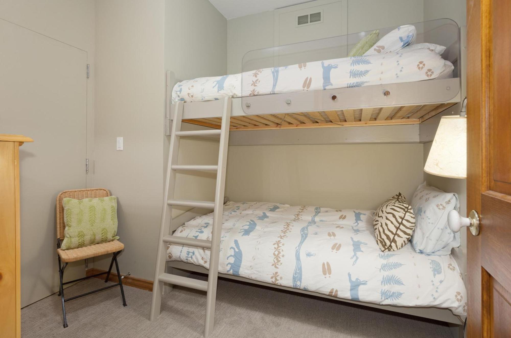 Painted Cliff 31 | Ski-in Ski-out Townhome Close To Upper Village W/ Hot Tub & Parking *