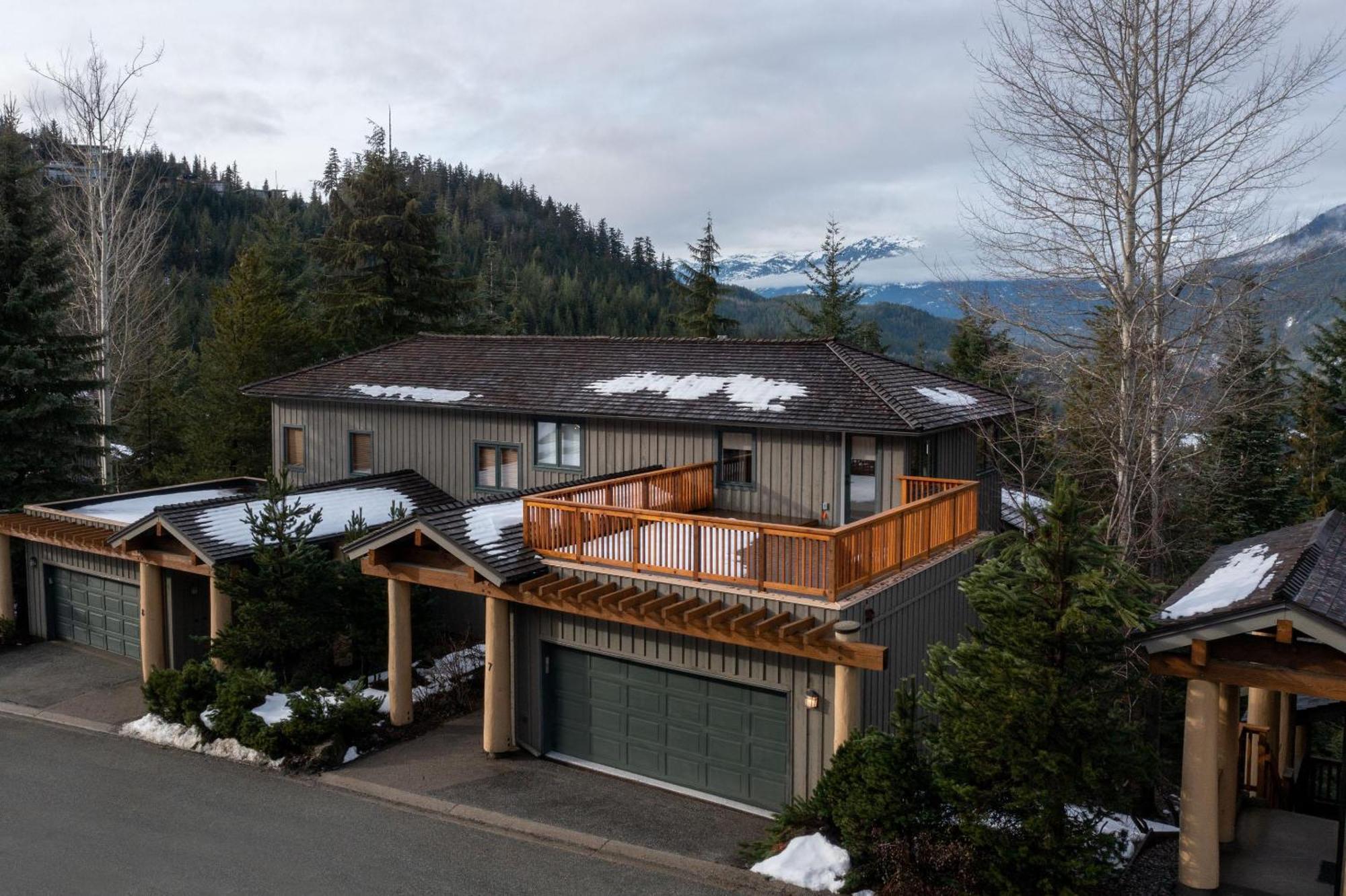 Taluswood The Ridge 07 | Newly Renovated! Access Townhome W/ Private Hot Tub & Stunning Views Holiday home Whistler