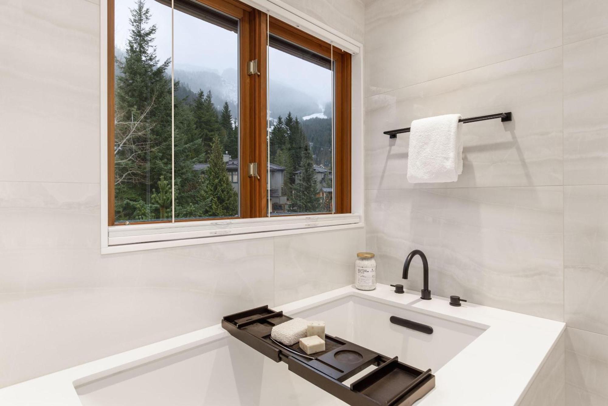 Holiday home Taluswood The Ridge 07 | Newly Renovated! Access Townhome W/ Private Hot Tub & Stunning Views Whistler
