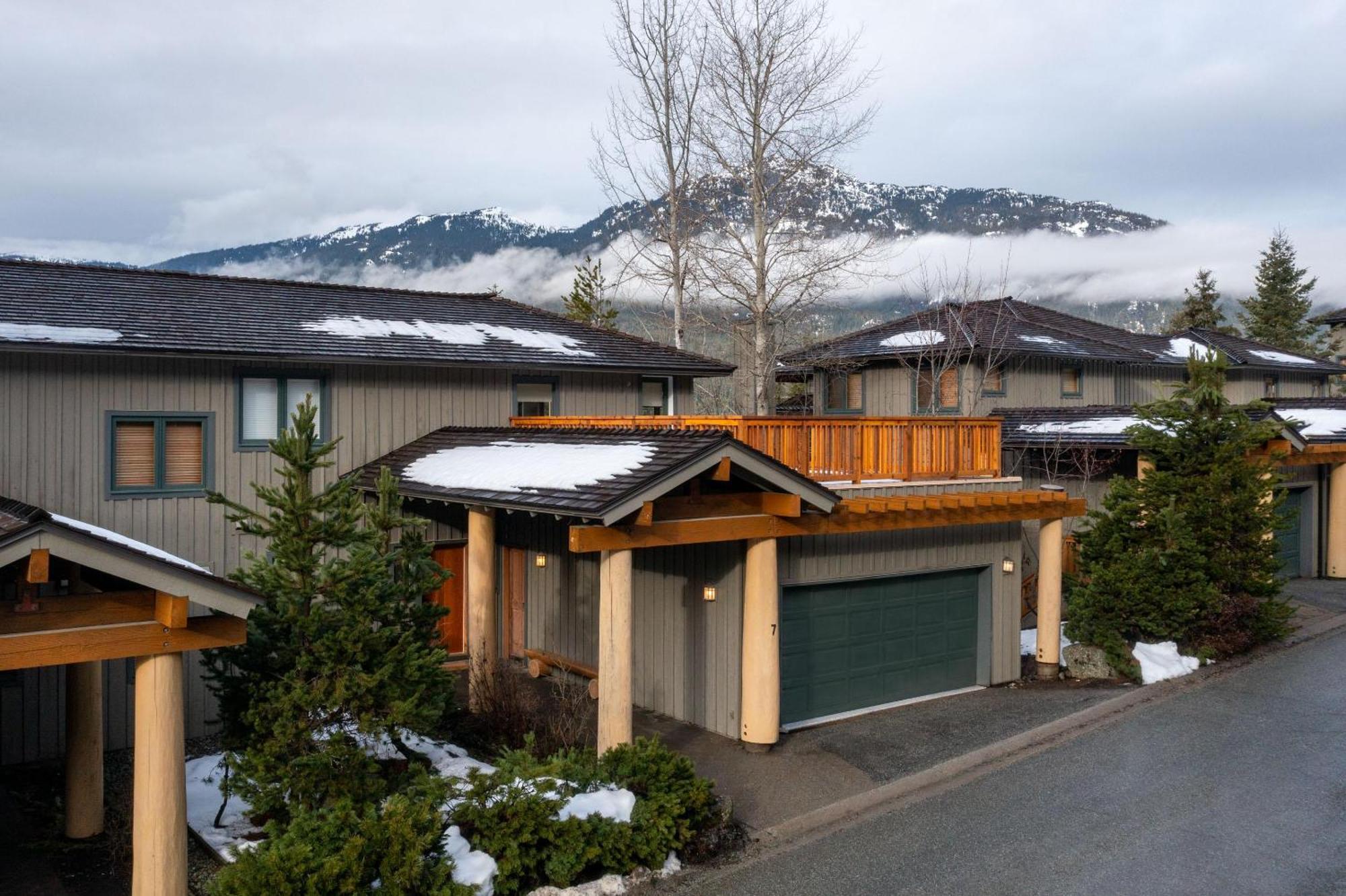 Taluswood The Ridge 07 | Newly Renovated! Access Townhome W/ Private Hot Tub & Stunning Views Holiday home Whistler