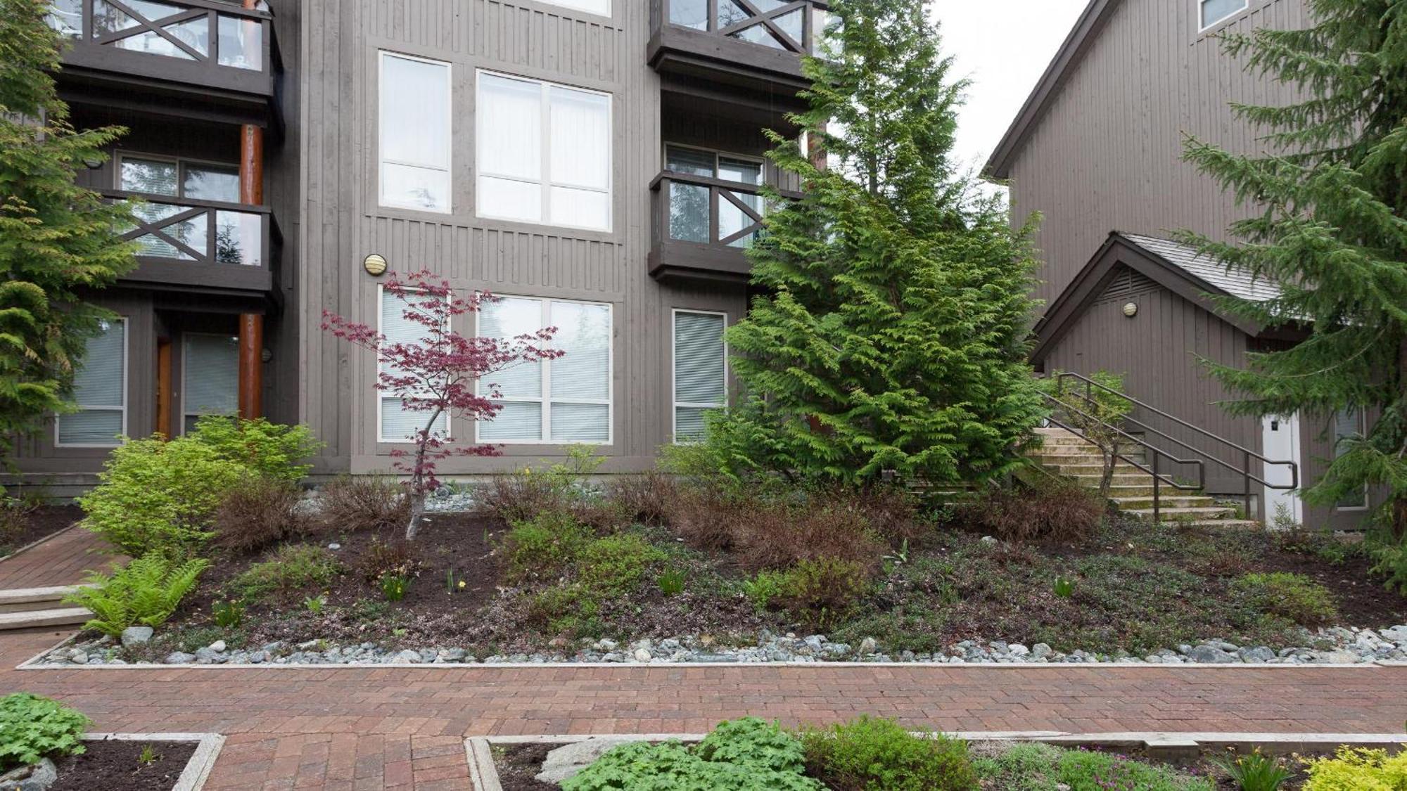 Painted Cliff 31 | Ski-in Ski-out Townhome Close To Upper Village W/ Hot Tub & Parking Holiday home Whistler