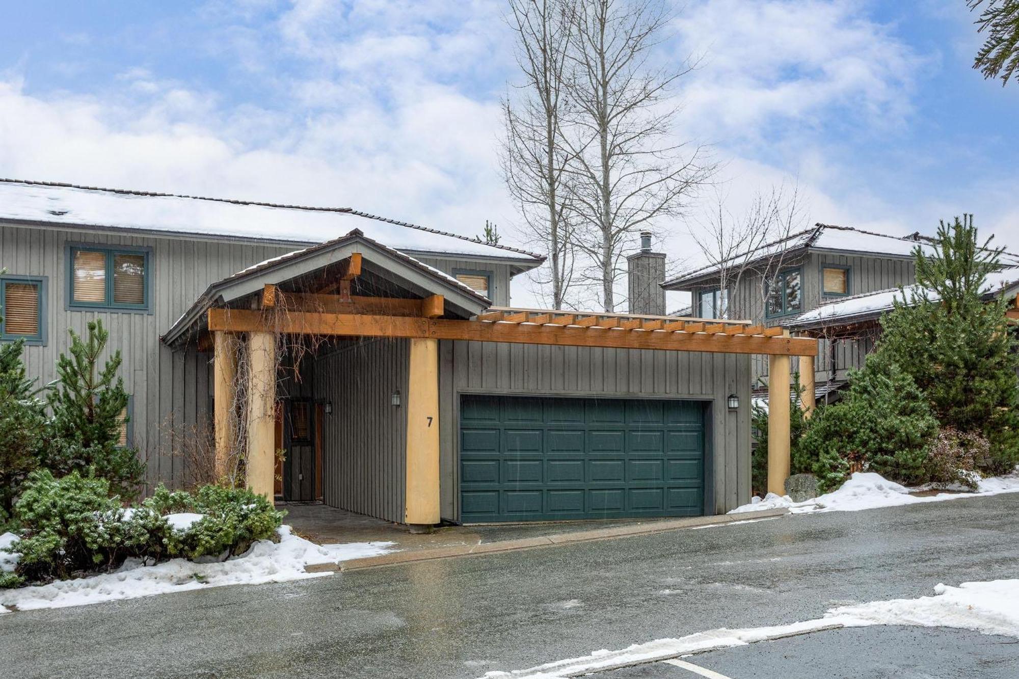 Holiday home Taluswood The Ridge 07 | Newly Renovated! Access Townhome W/ Private Hot Tub & Stunning Views Whistler