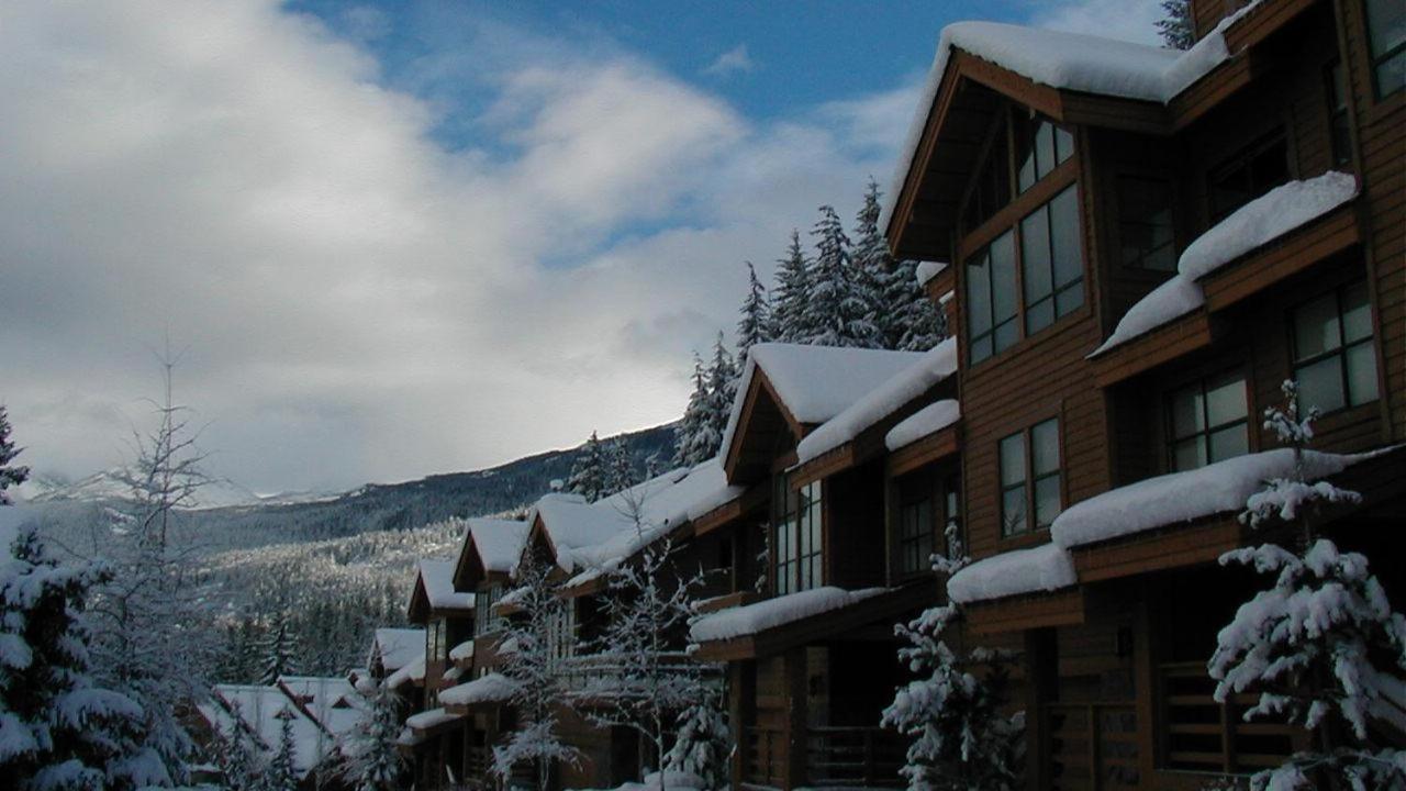 Northern Lights 16 | Large 4-bed Townhome Near To Village W/ Hot Tub, Steam & Parking Holiday home Whistler