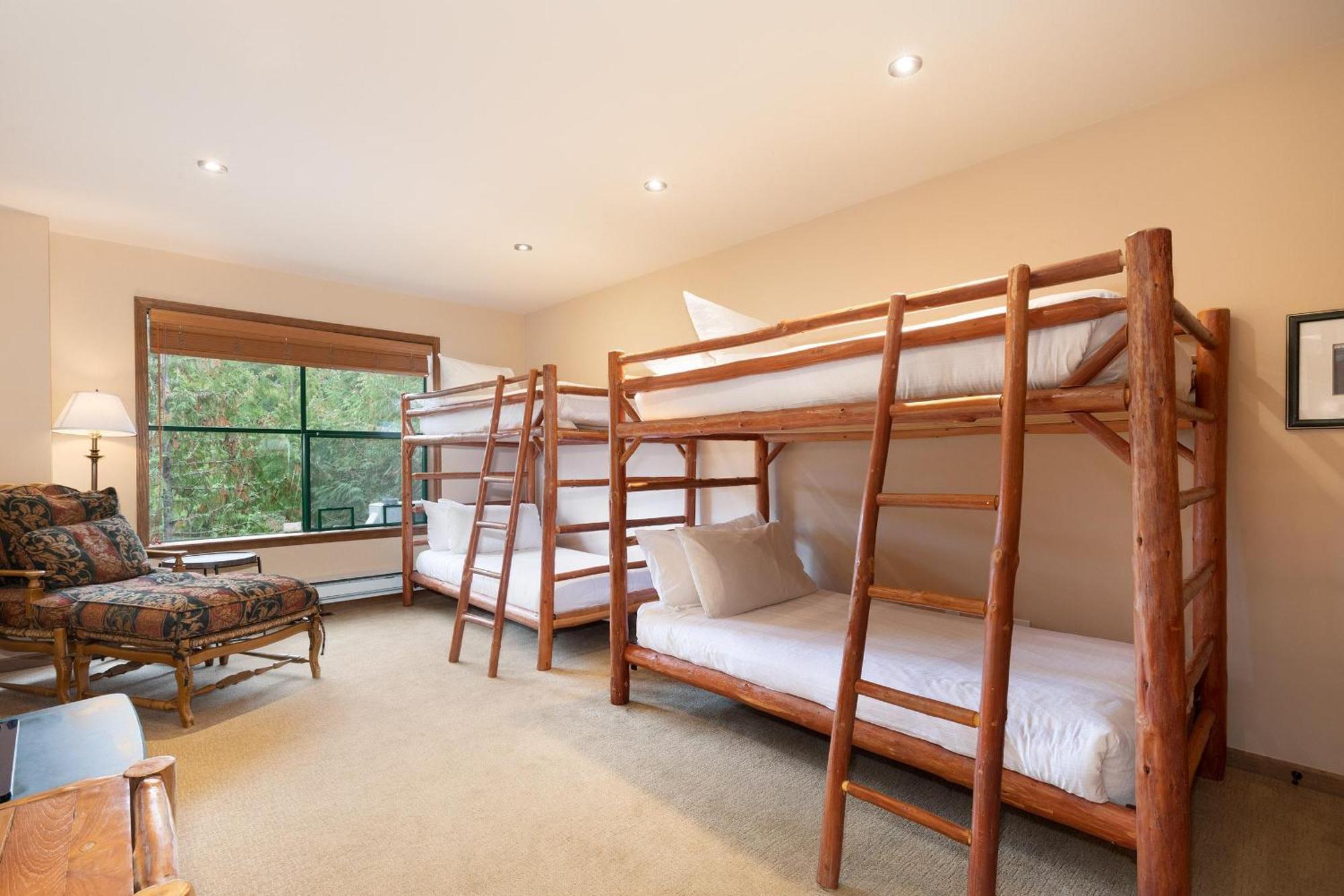 Northern Lights 16 | Large 4-bed Townhome Near To Village W/ Hot Tub, Steam & Parking