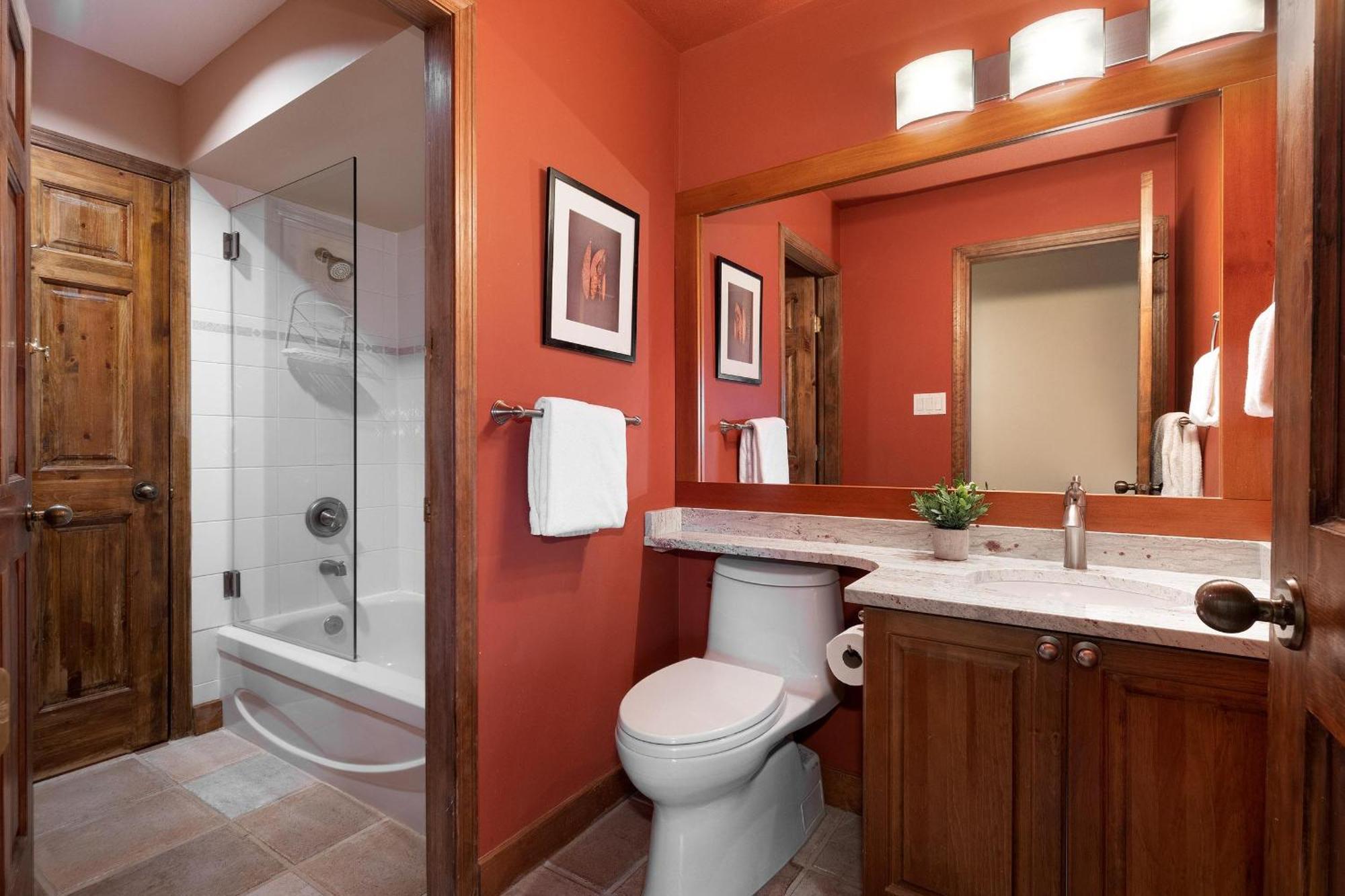 Northern Lights 16 | Large 4-bed Townhome Near To Village W/ Hot Tub, Steam & Parking Holiday home *