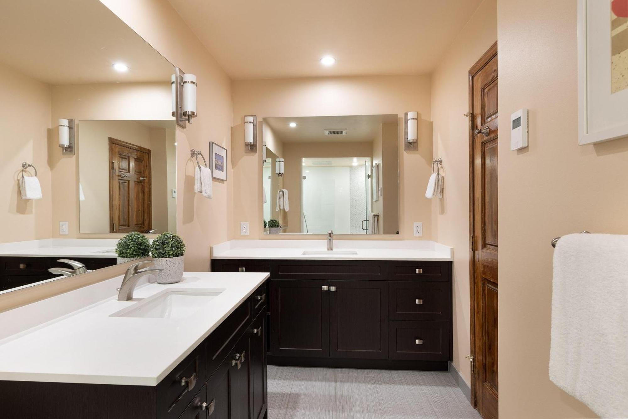 Holiday home Northern Lights 16 | Large 4-bed Townhome Near To Village W/ Hot Tub, Steam & Parking Whistler