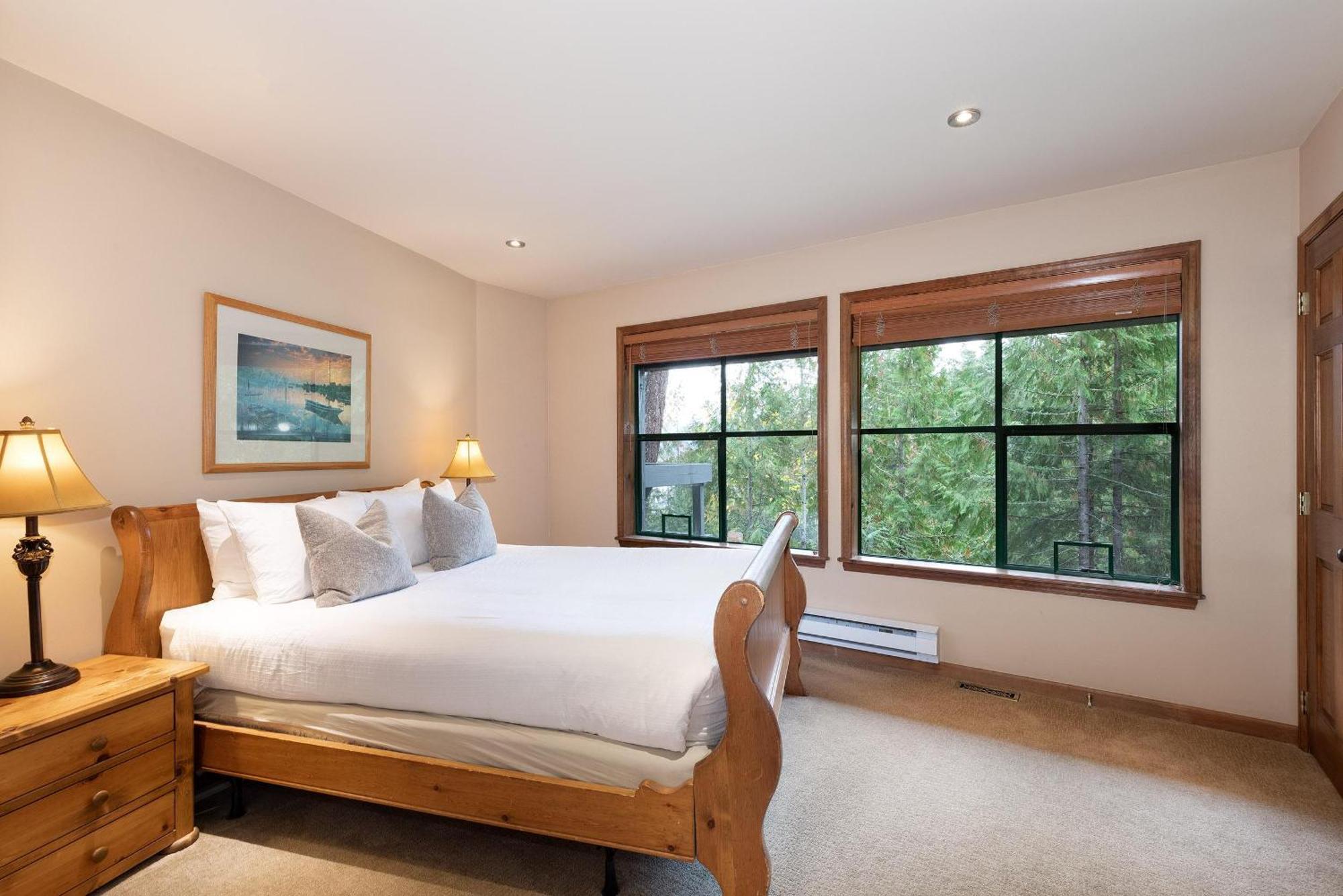 Northern Lights 16 | Large 4-bed Townhome Near To Village W/ Hot Tub, Steam & Parking Holiday home Whistler