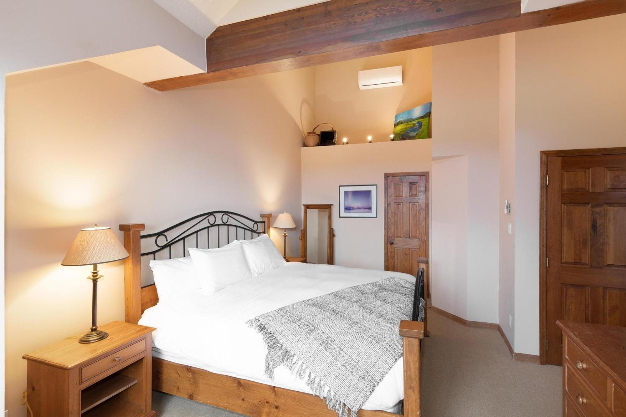Northern Lights 16 | Large 4-bed Townhome Near To Village W/ Hot Tub, Steam & Parking