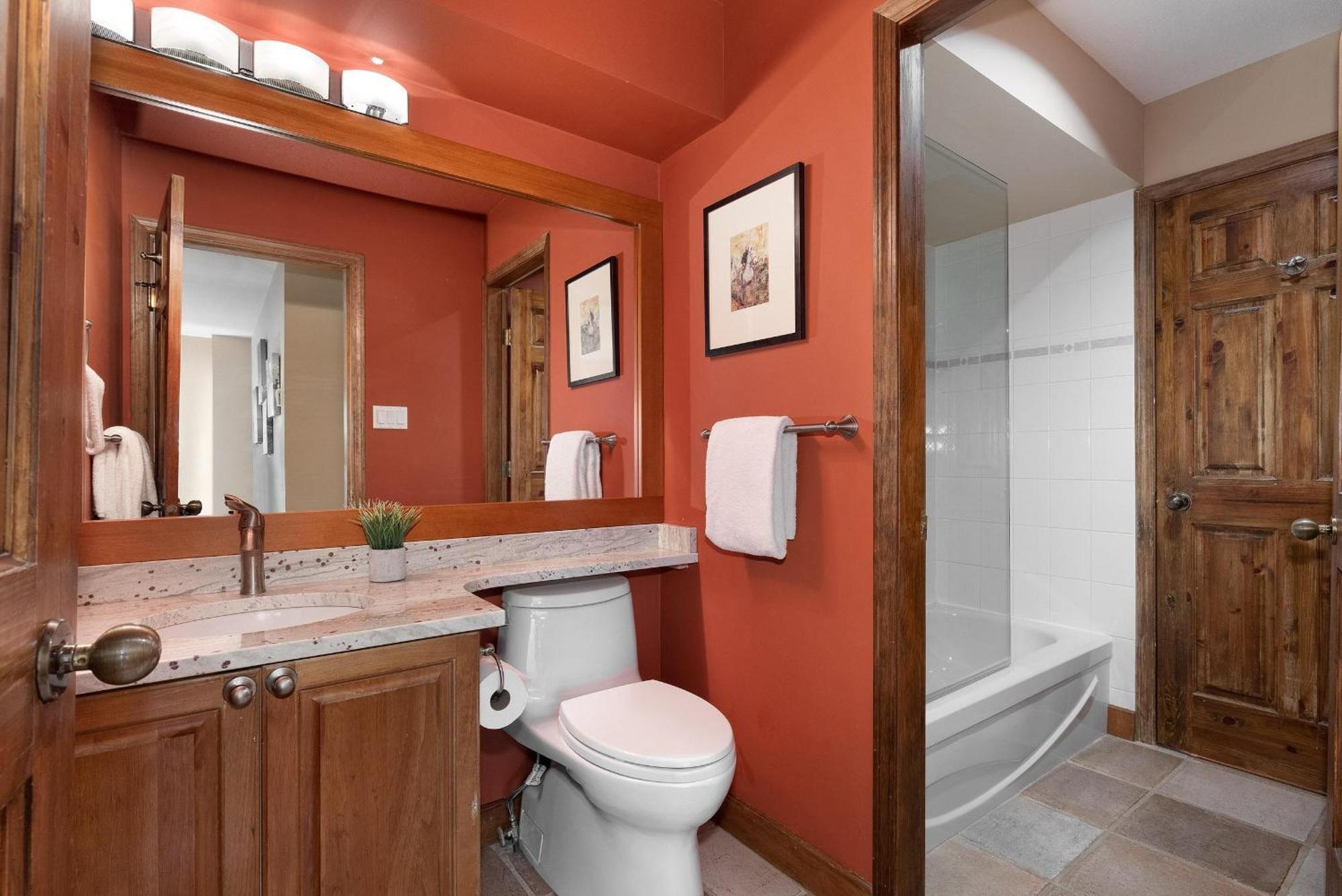 Northern Lights 16 | Large 4-bed Townhome Near To Village W/ Hot Tub, Steam & Parking Holiday home