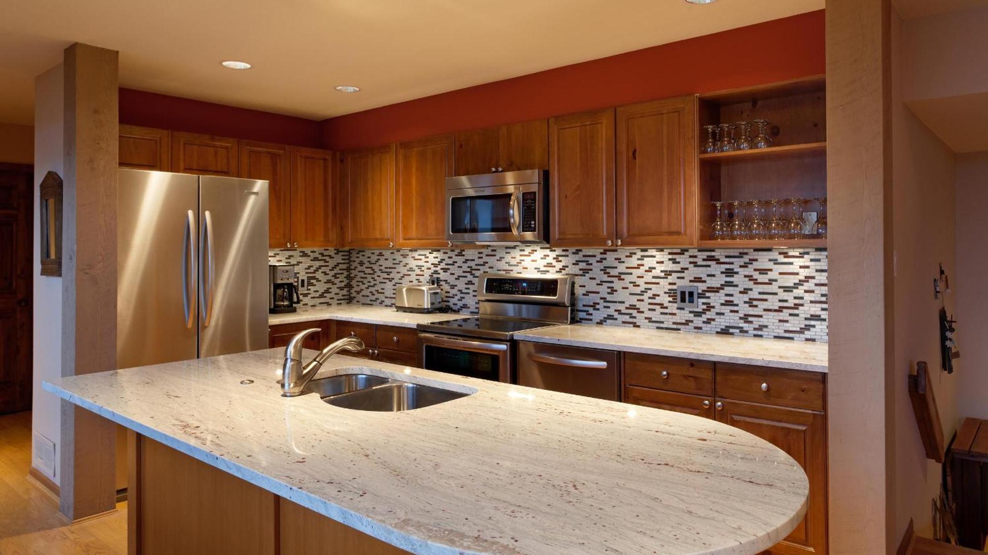 Holiday home Northern Lights 16 | Large 4-bed Townhome Near To Village W/ Hot Tub, Steam & Parking