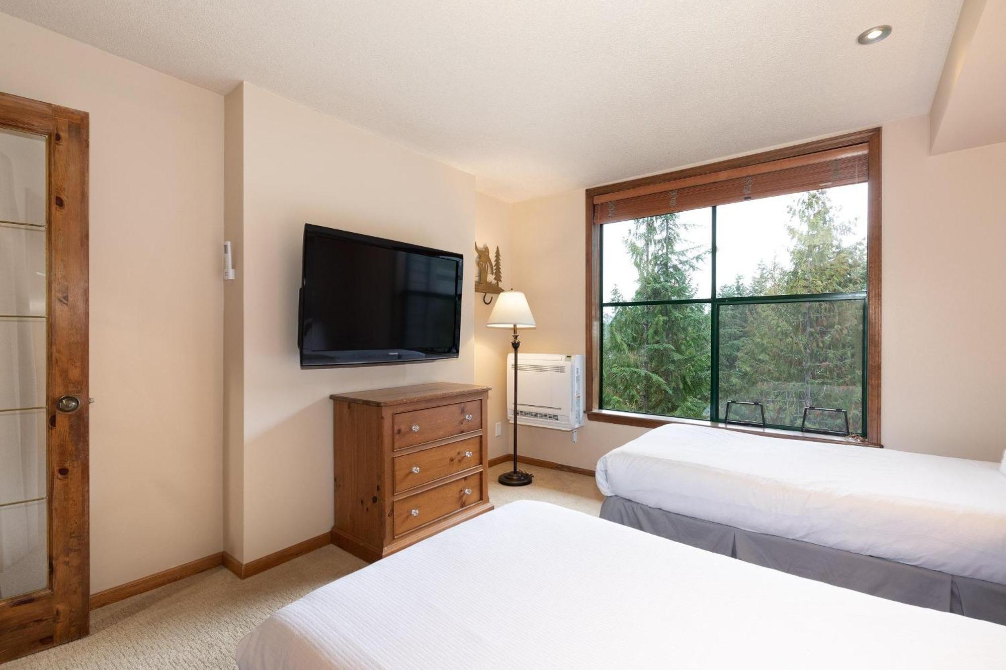 Northern Lights 16 | Large 4-bed Townhome Near To Village W/ Hot Tub, Steam & Parking Holiday home *