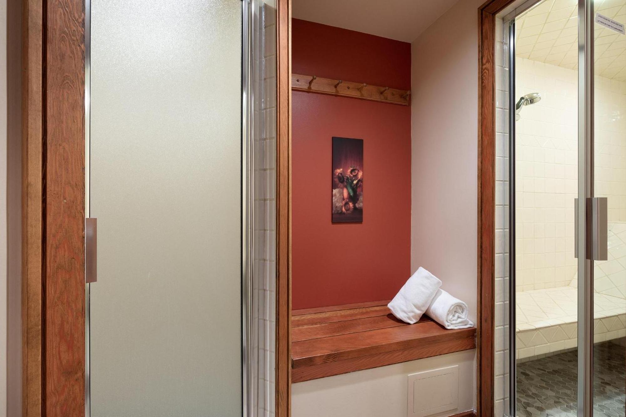 Holiday home Northern Lights 16 | Large 4-bed Townhome Near To Village W/ Hot Tub, Steam & Parking Whistler