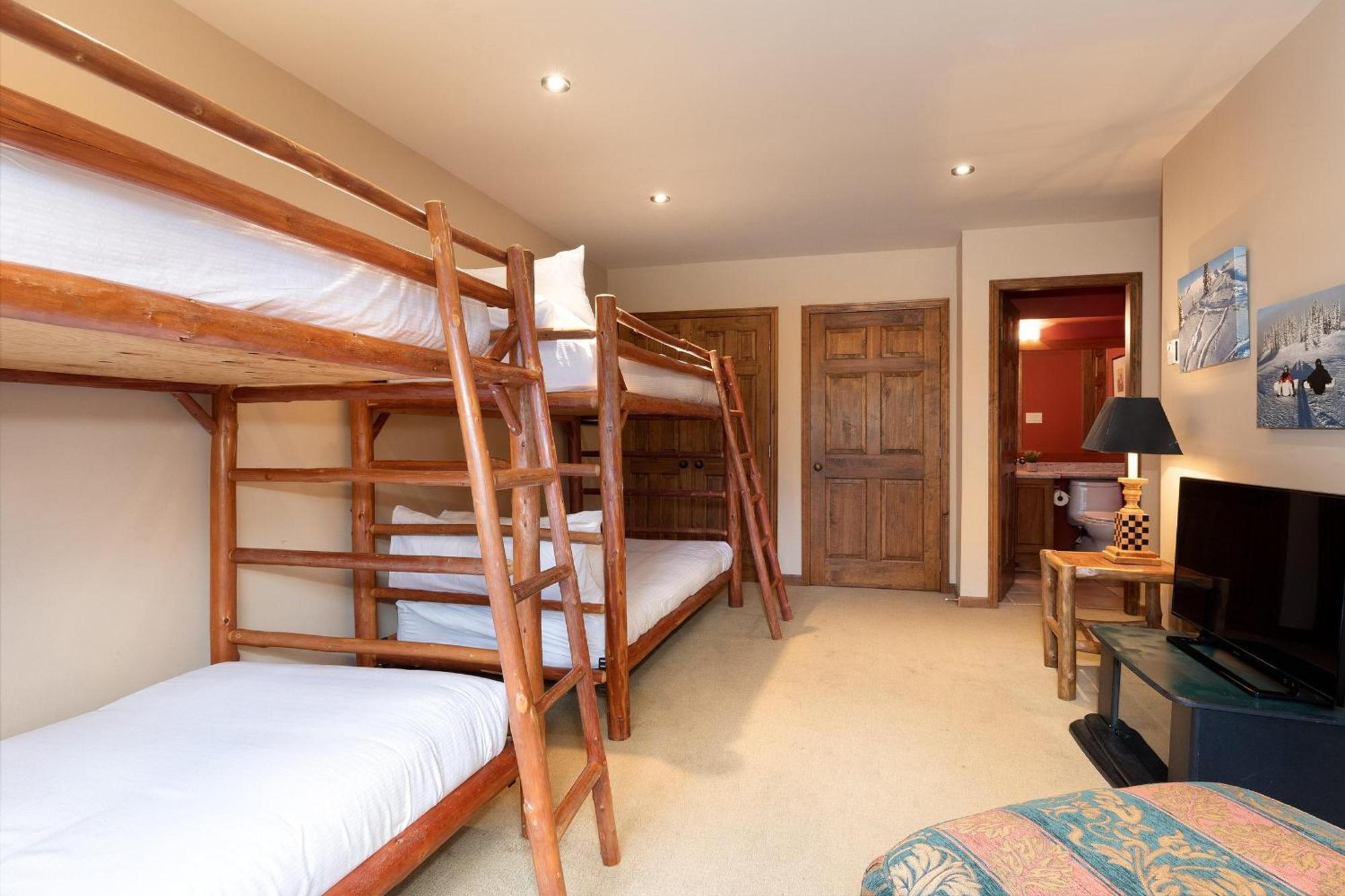 Northern Lights 16 | Large 4-bed Townhome Near To Village W/ Hot Tub, Steam & Parking * Whistler