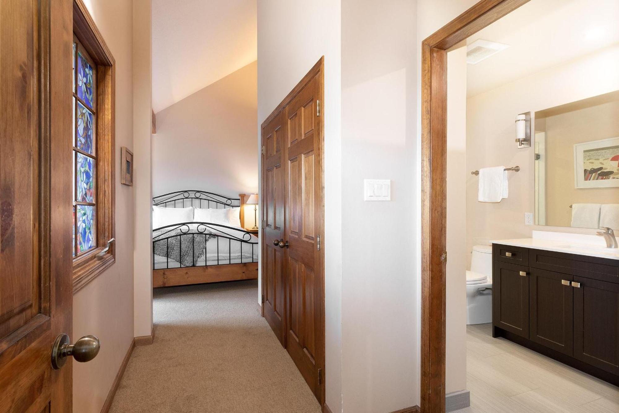 Holiday home Northern Lights 16 | Large 4-bed Townhome Near To Village W/ Hot Tub, Steam & Parking