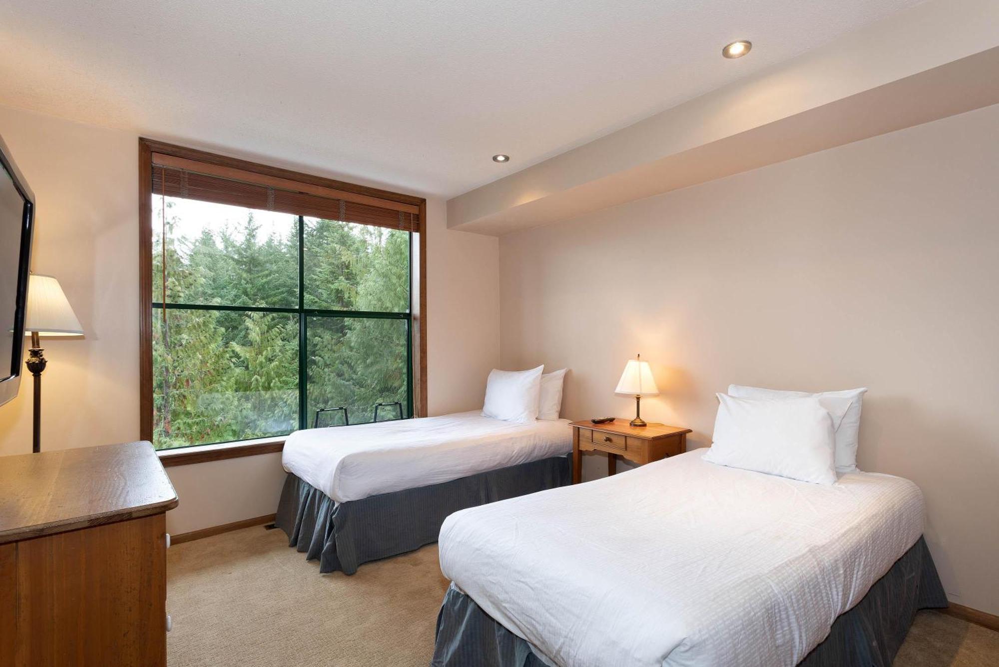 Northern Lights 16 | Large 4-bed Townhome Near To Village W/ Hot Tub, Steam & Parking Holiday home Whistler
