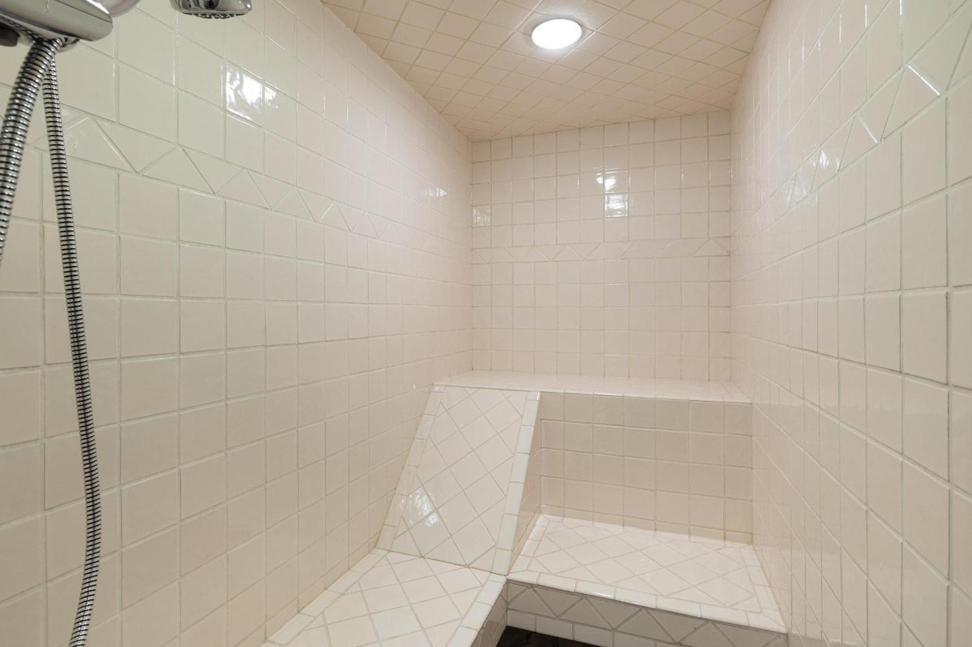 Northern Lights 16 | Large 4-bed Townhome Near To Village W/ Hot Tub, Steam & Parking Holiday home