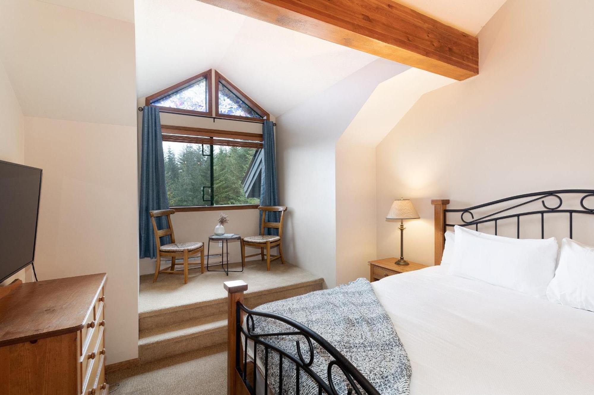 Northern Lights 16 | Large 4-bed Townhome Near To Village W/ Hot Tub, Steam & Parking * Whistler