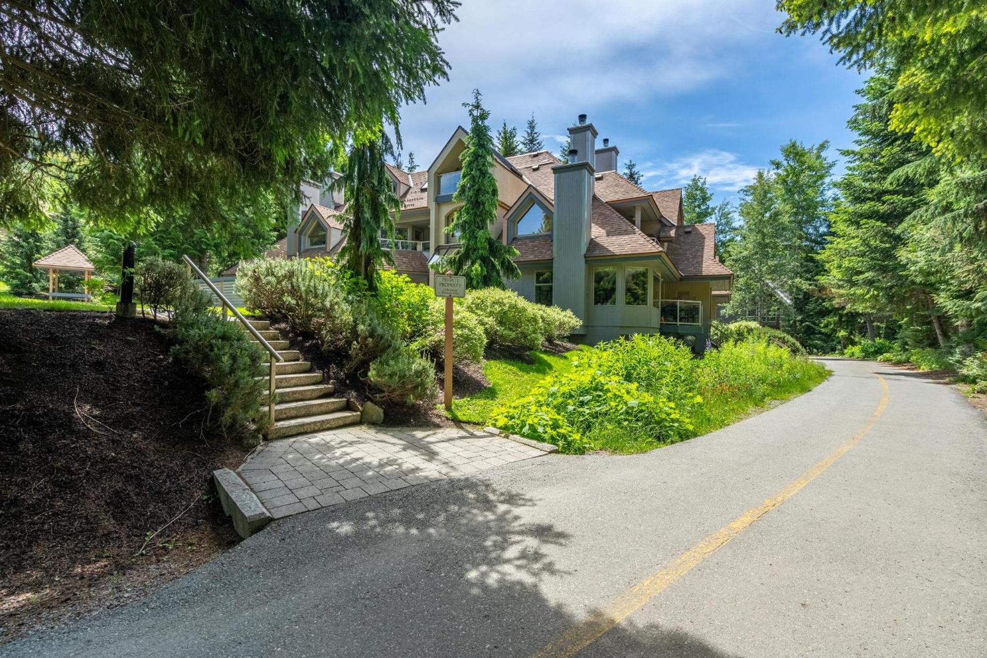 Holiday home Gleneagle 29 | Family-friendly Townhouse, 700m To Blackcomb Base, Wood-burning Fireplace Whistler