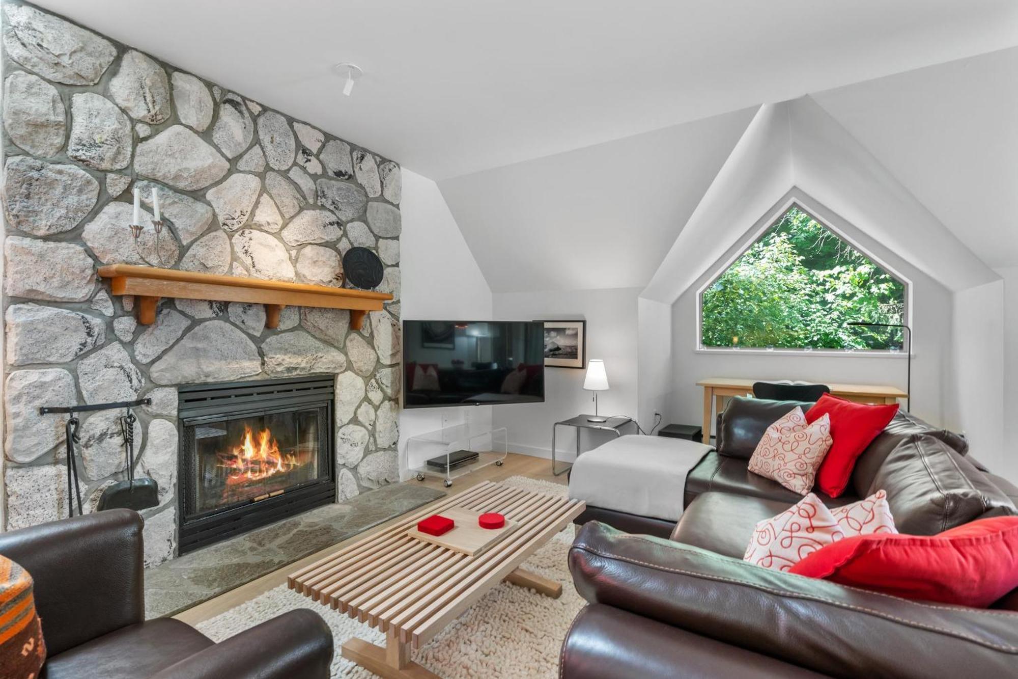 Gleneagle 9 | Stylish Townhome In An Excellent Location Near To Hill And Lost Park *