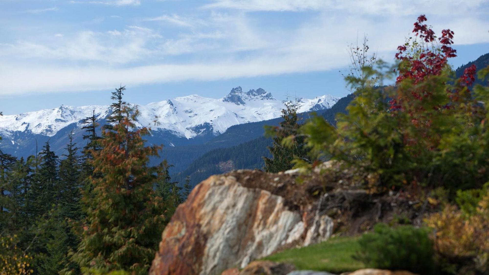 Kadenwood 2951 - Guest Favorite Luxury With Jacuzzi, Heated Pool & Cinema * Whistler
